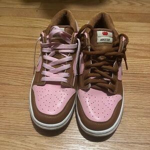 Nike Pink and Brown Sneakers
also comes WITH box